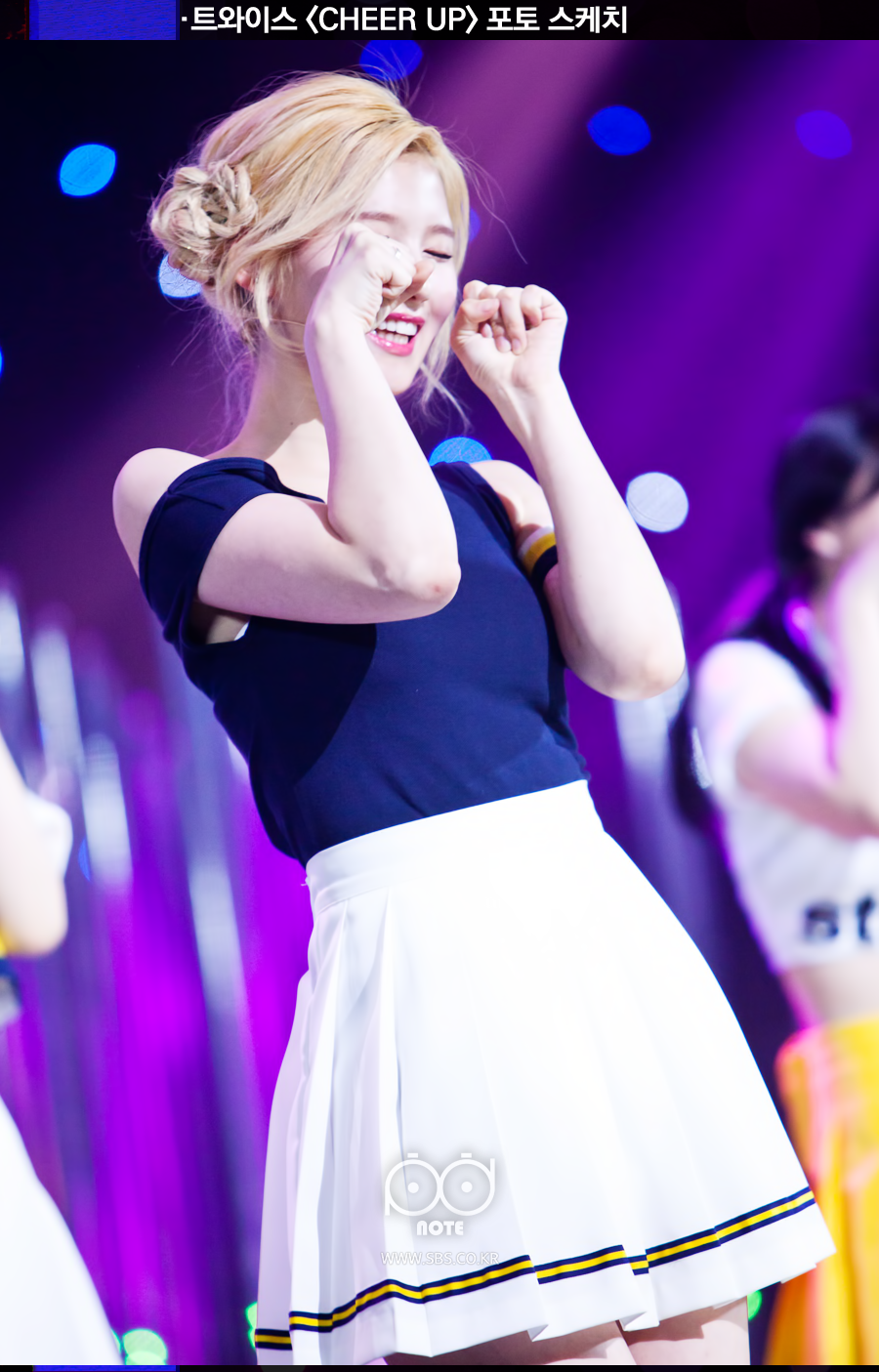 트와이스 cheer up 포토스케치 귀여운 동작하는 사나 개인사진 2