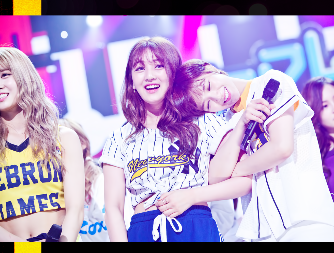 인기가요 1위 수상발표 트와이스 멤버들의 모습