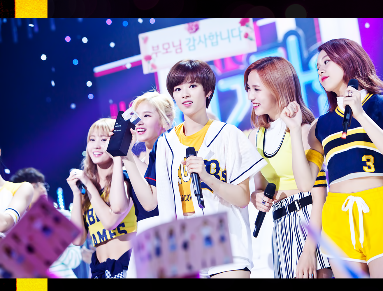 인기가요 1위 수상발표 트와이스 멤버들의 모습