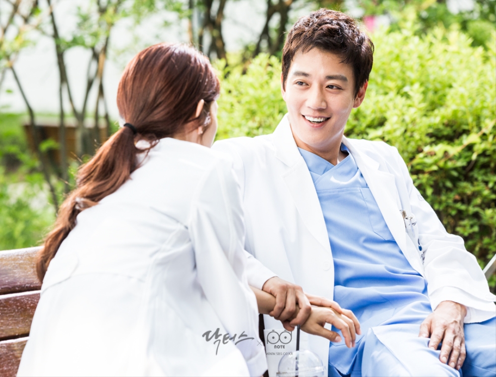 닥터스케치 8 박신혜의 팔목을 잡으며 능청스럽게 웃고 있는 김래원 이미지 