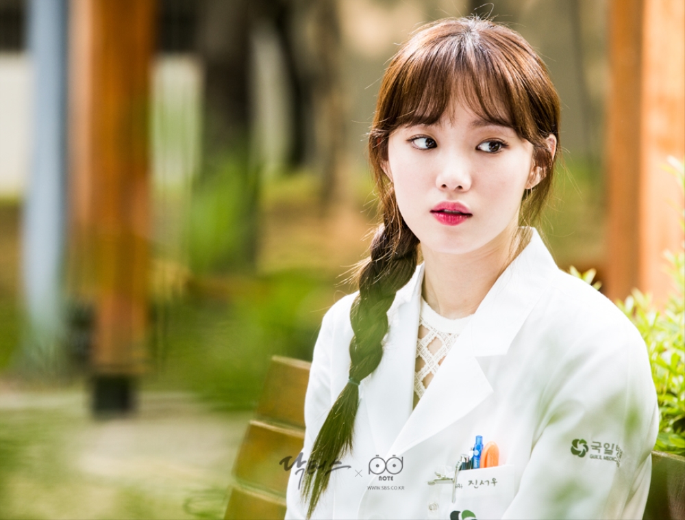 닥터스케치 8 벤치에 앉아서 요정 미모 뽐내는 서우 이미지 