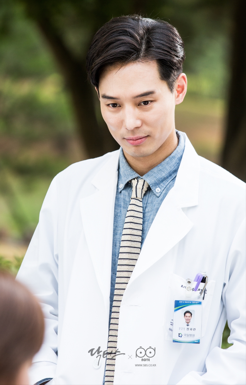 닥터스케치 8 이성경과 김래원을 바라 보고 있는 이선호 이미지 
