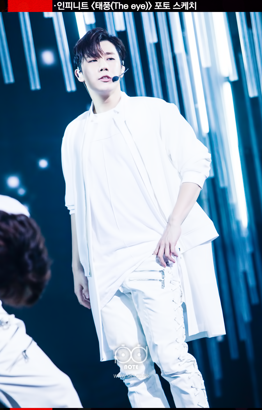 인피니트 태풍(The eye) 포토 스케치 성규 포토. 주머니에 살짝 손가락을 걸치고 노래하는 성규 모습.