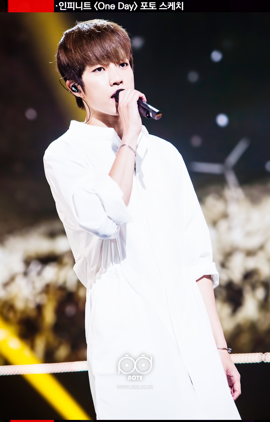 인피니트 One Day 포토 스케치 성열 포토. 흰 무대의상을 입고 먼 곳을 응시하며 노래를 부르는 성열 모습.