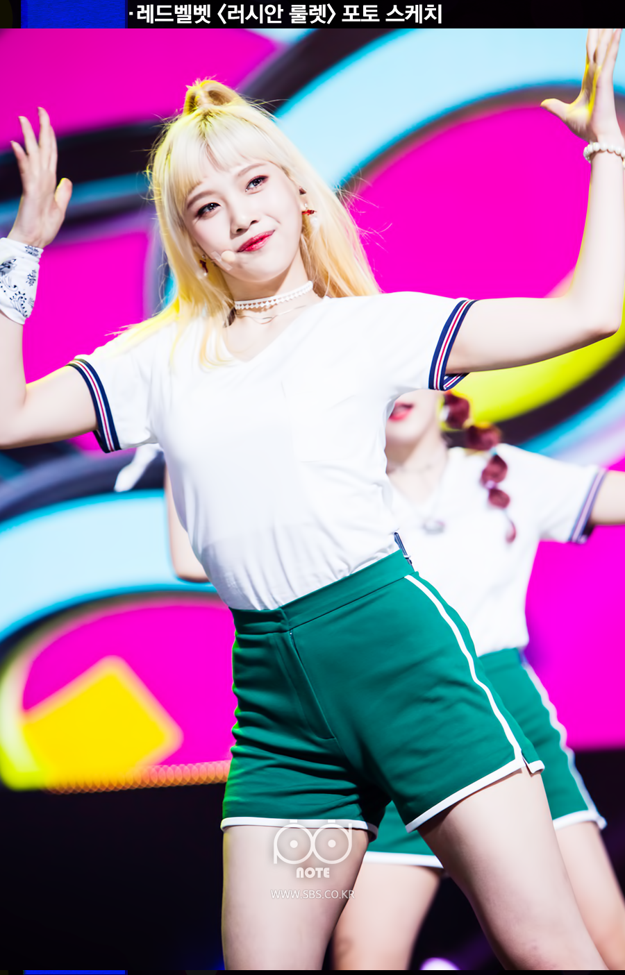 레드벨벳 러시안 룰렛 포토 스케치 조이 개인 포토. 하트 비비비트 가사 부분에 맞춰 춤을 추고 있는 조이 모습.