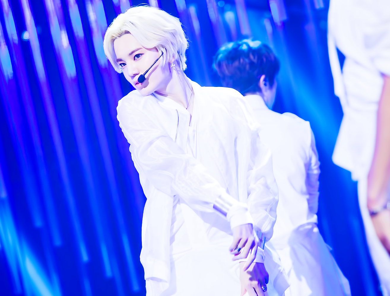 인피니트 태풍 무대 백발 헤어의 매혹적인 눈빛 성종의 모습