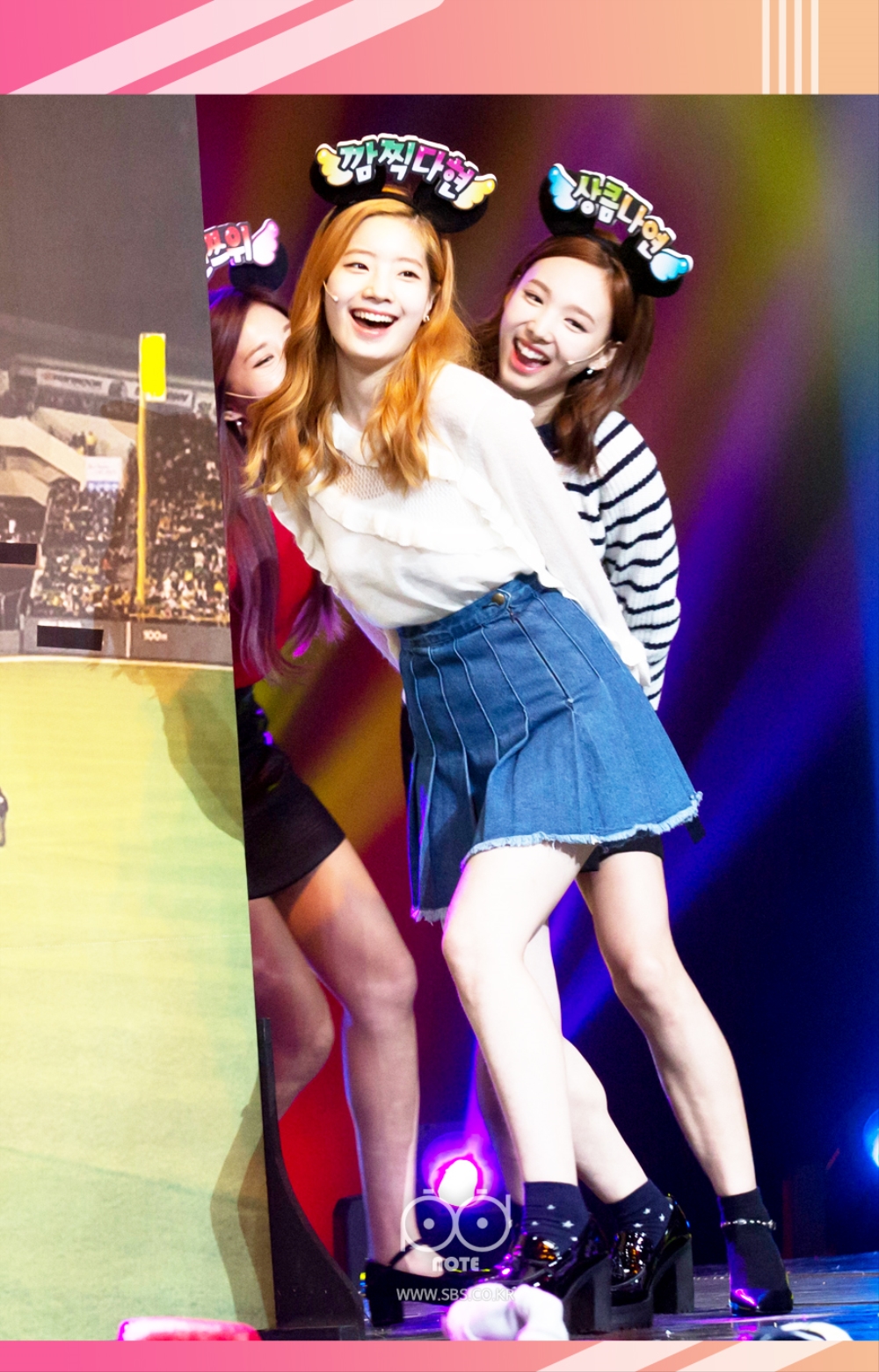 걸그룹 트와이스 멤버 다현,나연,쯔위 이름표 머리띠 쓰고 등장하는 이미지.