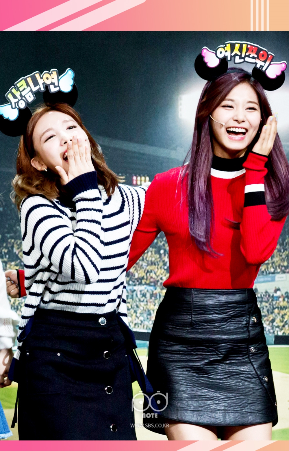 손으로 입 막으며 웃는 나연이와 쯔위 리허설 이미지.