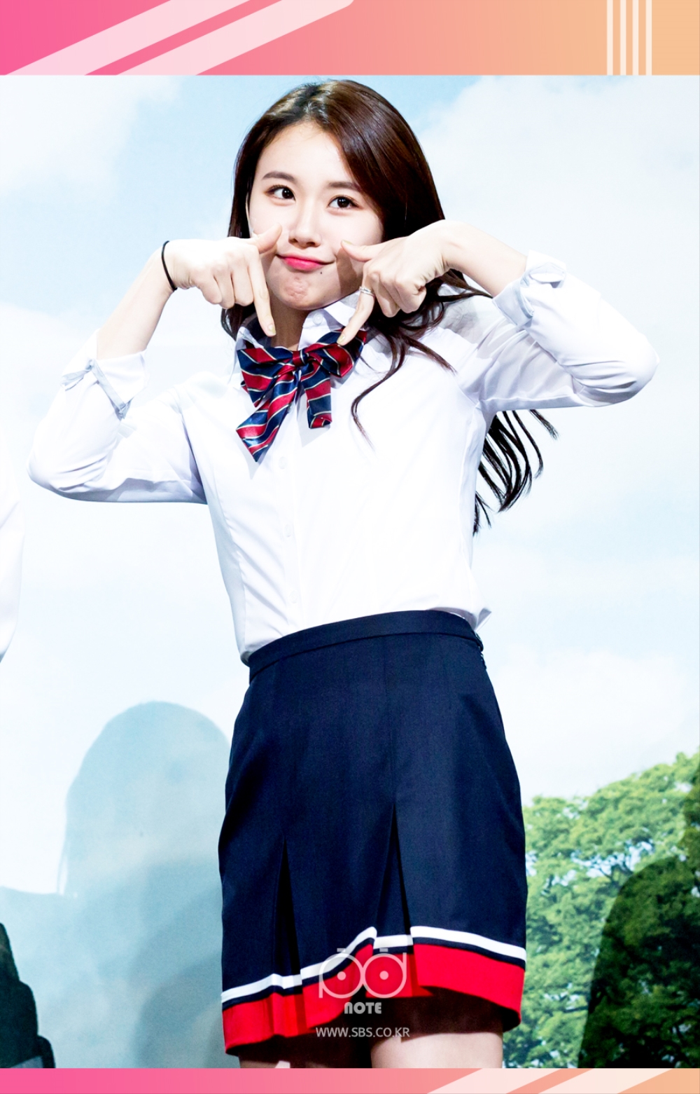 채영이 TT 이모션 제스쳐 취하는 이미지.