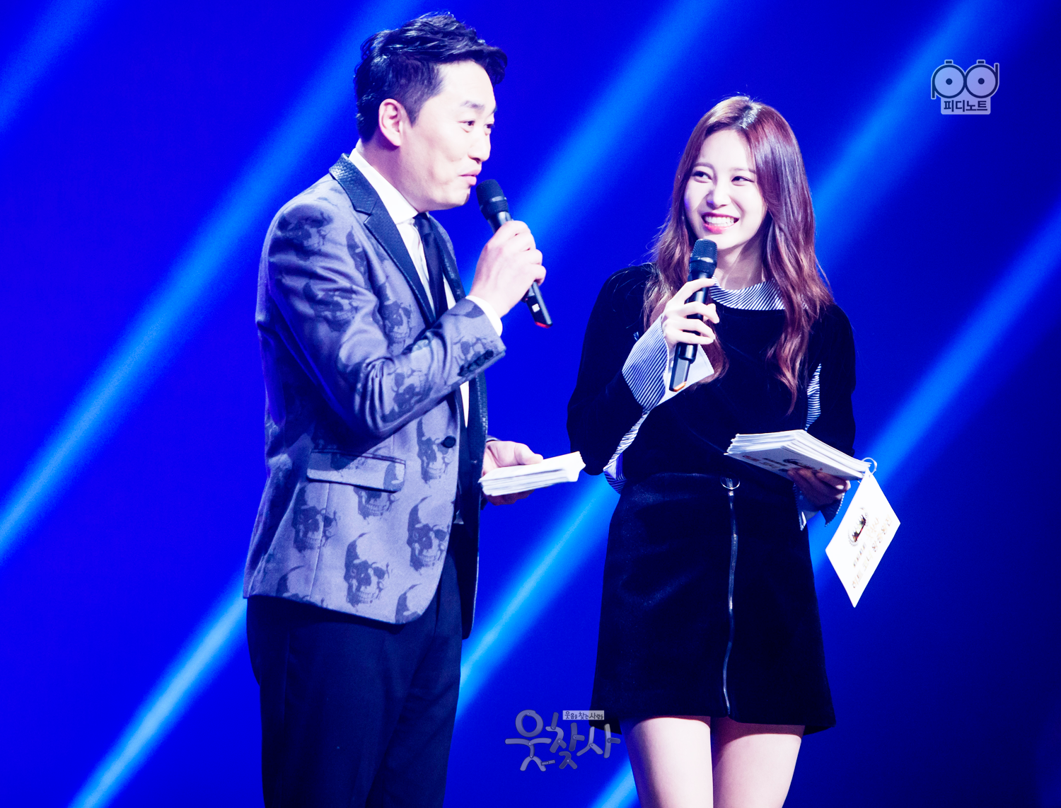 MC 정찬우와 유라 무대에서 진행하는 이미지.
