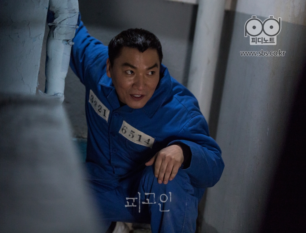 한껏 웅크려 몸을 숨기고 있는 조재윤