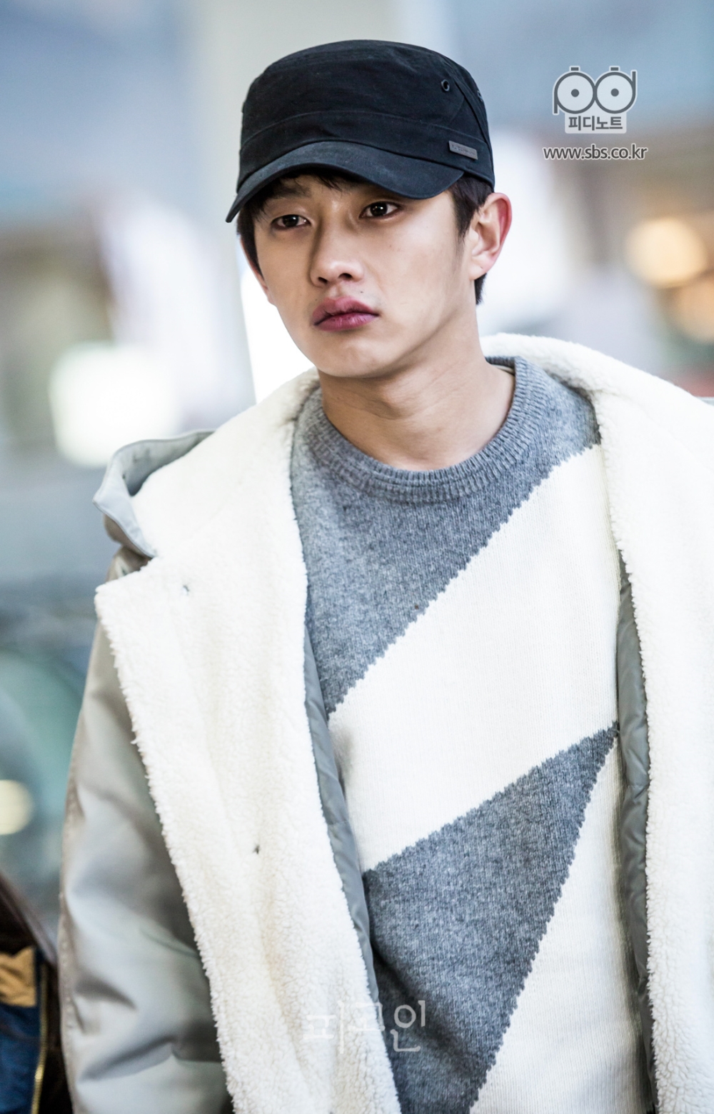 잔뜩 긴장한 표정의 김민석