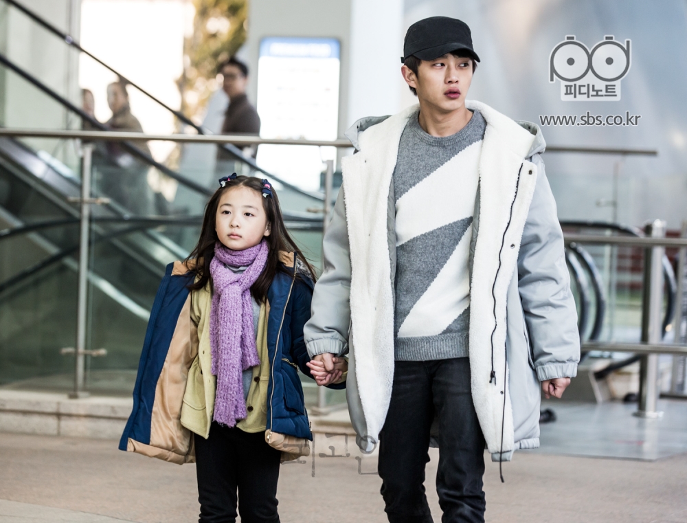 신린아의 손을 붙잡고 어디론가 향하는 김민석