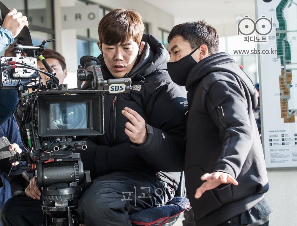 자신이 찍힌 장면을 카메라를 통해 모니터링하는 지성