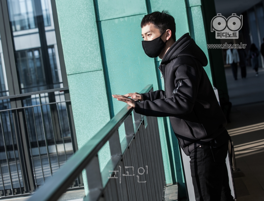 난간에 기대서서 무언가를 발견한 듯 보이는 지성