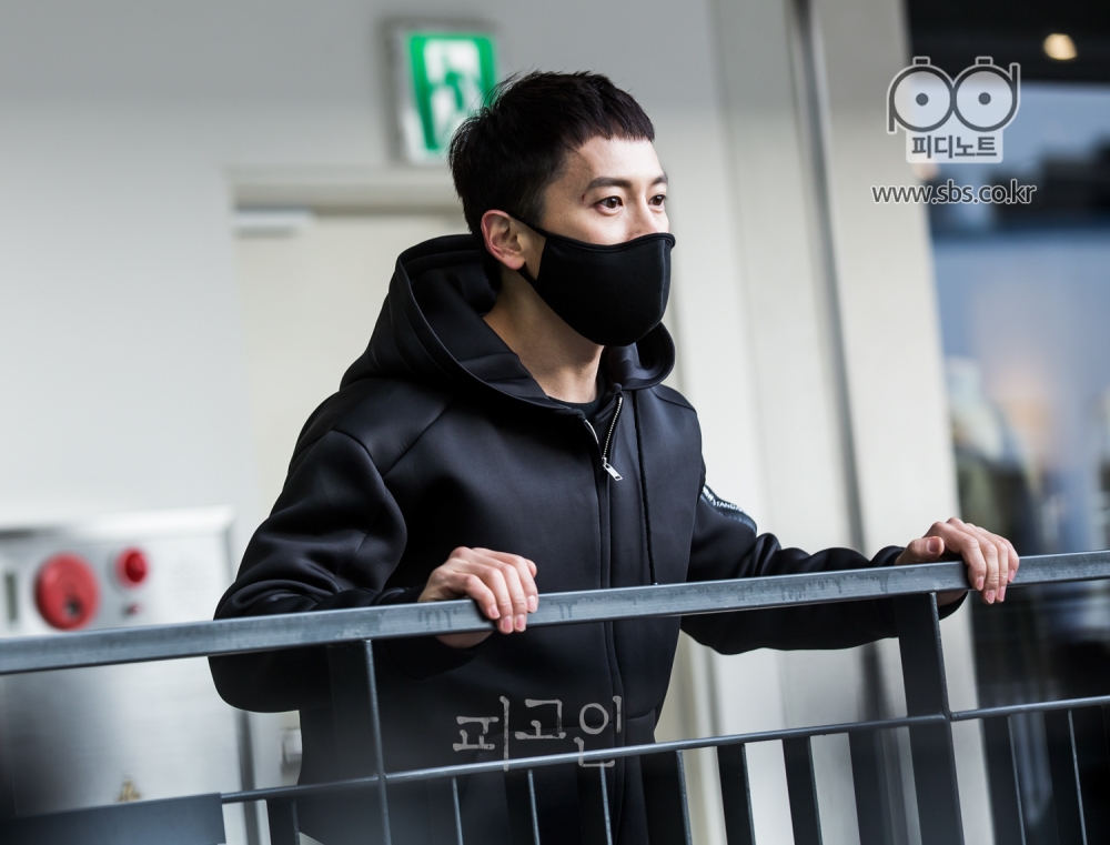 난간에 기대 선 지성