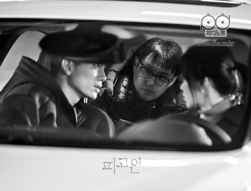 자동차 안에서 감독님과 의논 중인 지성, 유리의 흑백사진