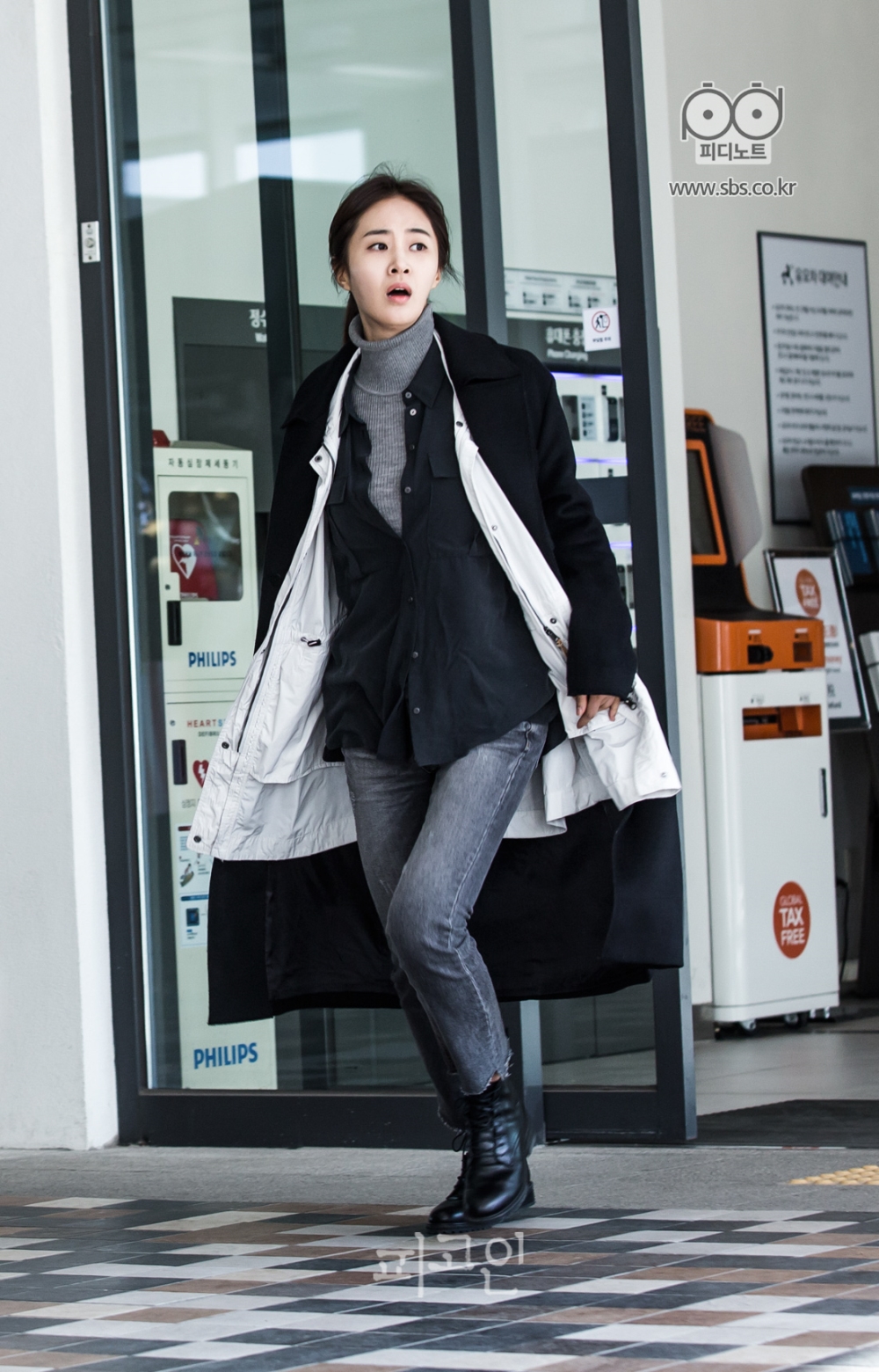 무언가를 찾아 헤매며 달리는 중인 권유리