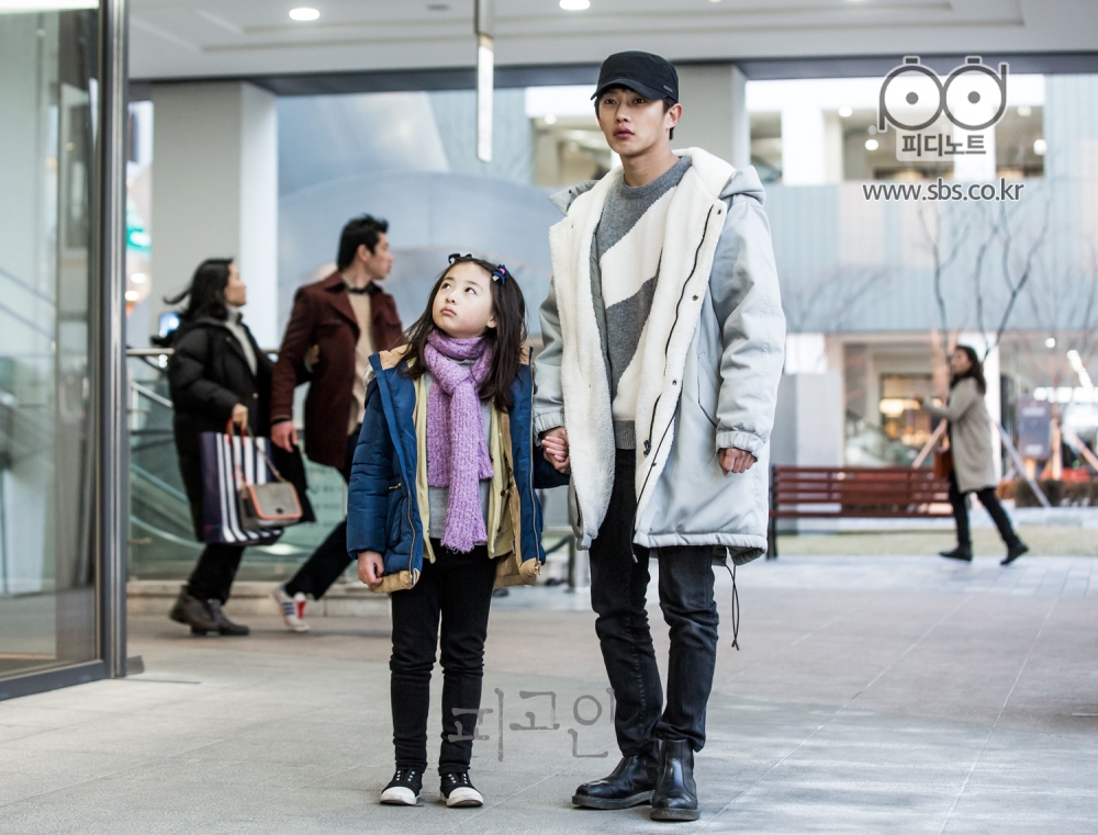 김민석의 손을 붙잡은 채, 의아하다는 듯이 고개를 갸웃거리는 신린아