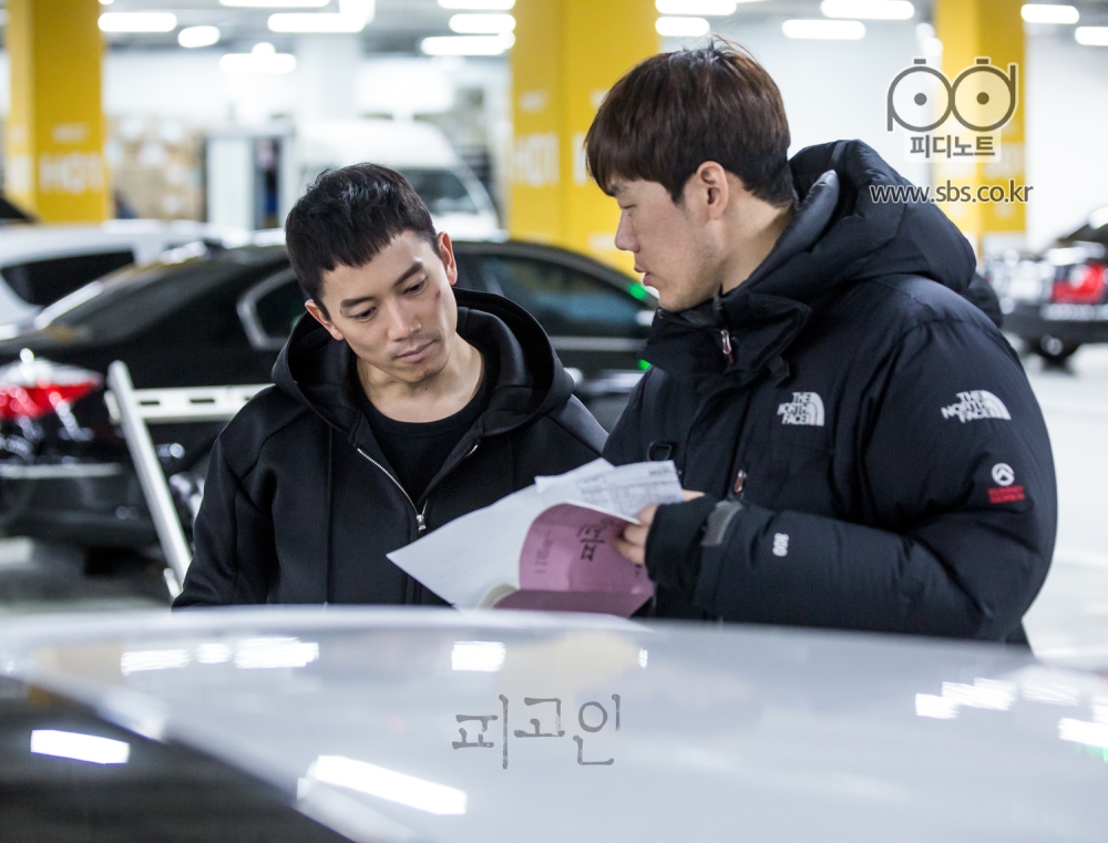 지하주차장 씬에서 스탭과 의논 중인 지성