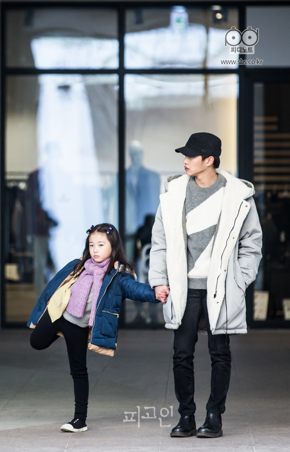 신린아가 김민석의 손을 붙잡은 채, 오른쪽 다리를 스트레칭하고 있다