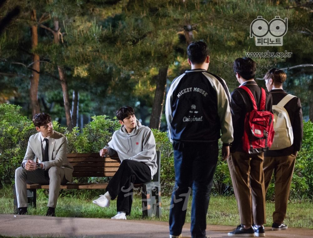 벤치 양 끝에 앉아있는 은혁과 지욱의 옆에 불량학생들 3명이 대치하듯 서있다.