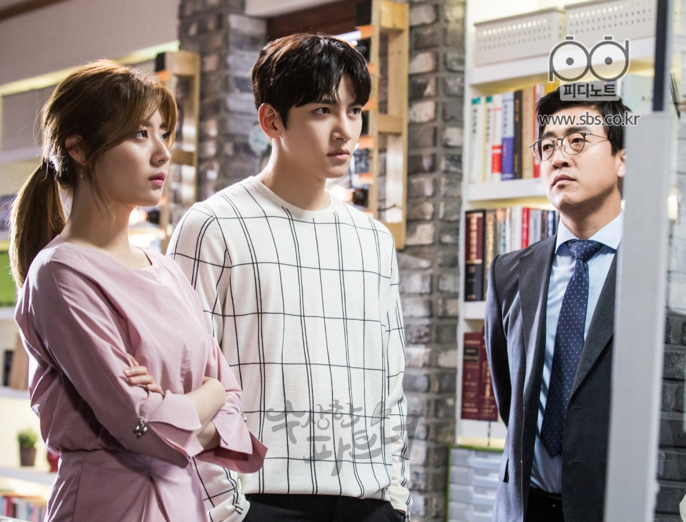 사건을 나열한 보드를 보며 사건을 조사하는 봉희와 지욱. 그런 두 사람을 옆에서 보고 있는 방계장.