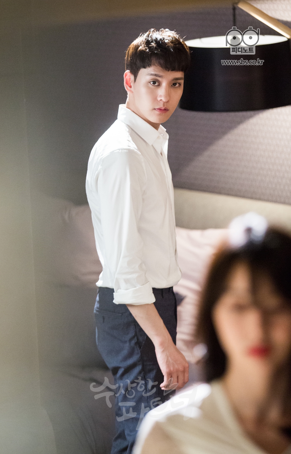 유정의 방 안에 있던 남자 은혁. 고개를 돌려 유정의 맞은 편에 있는 지욱을 보고 있다.