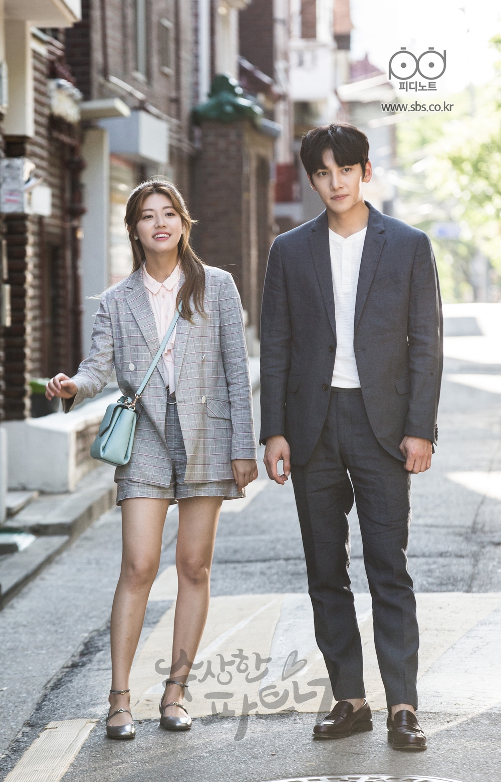 골목에서 길 잃은 두 사람의 모습을 촬영하기 전에 촬영 신호를 기다리는 두 사람.