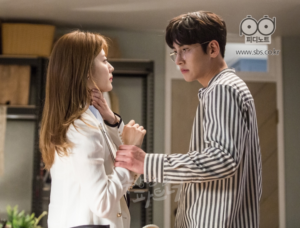 봉희의 방에 따라들어와 목의 졸린 자국을 감추는 봉희의 손을 잡고 자국을 보는 지욱의 모습.