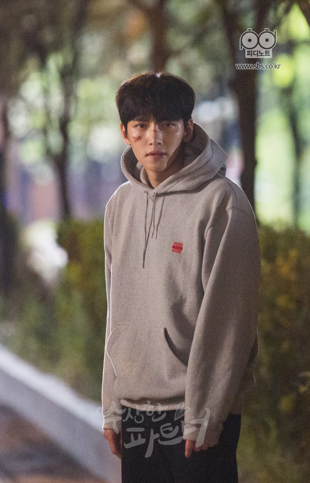 은혁을 뒤로한 채 집으로 돌아가다 뒤를 돌아 은혁을 보는 지욱의 모습.