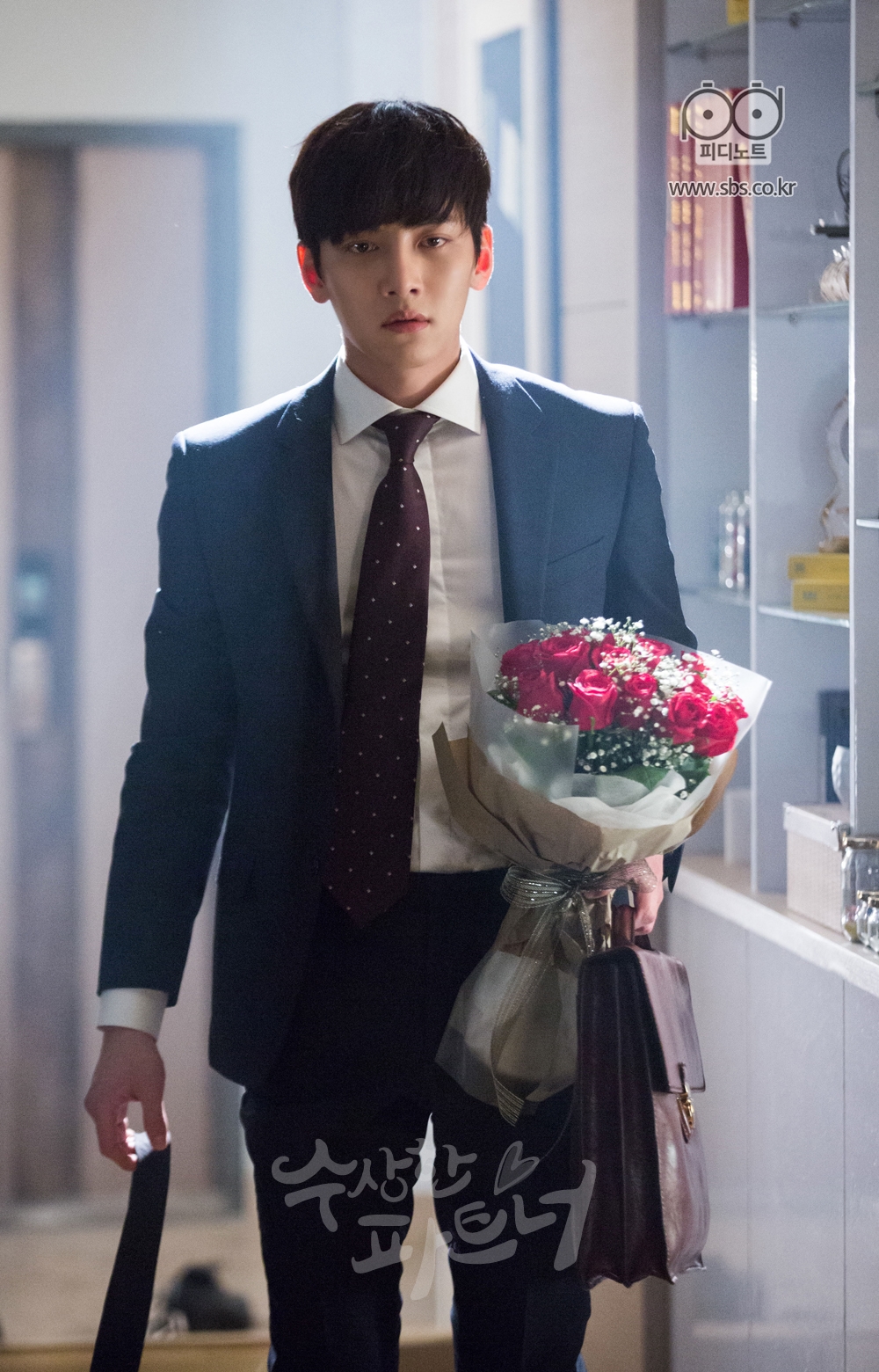 정장을 입은 사법연수원생 지욱이 한 손에 꽃다발을 든 채 유정의 집에 들어왔다 충격을 받은 듯 멍한 얼굴을 하고 있다. 메고 있던 가방을 떨어뜨렸다.