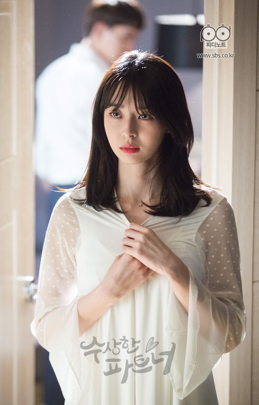 잠옷을 입고 방에서 나와 지욱을 보게 된 유정. 당황한 표정의 유정의 뒤로 방 안에 뒤돌아선 채 옷을 입고 있는 남자가 있다.