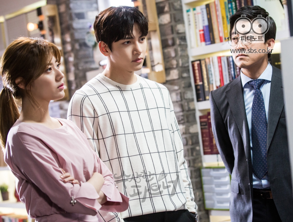 사건을 나열한 보드를 보며 사건을 조사하는 봉희와 지욱. 그런 두 사람을 옆에서 보고 있는 방계장.