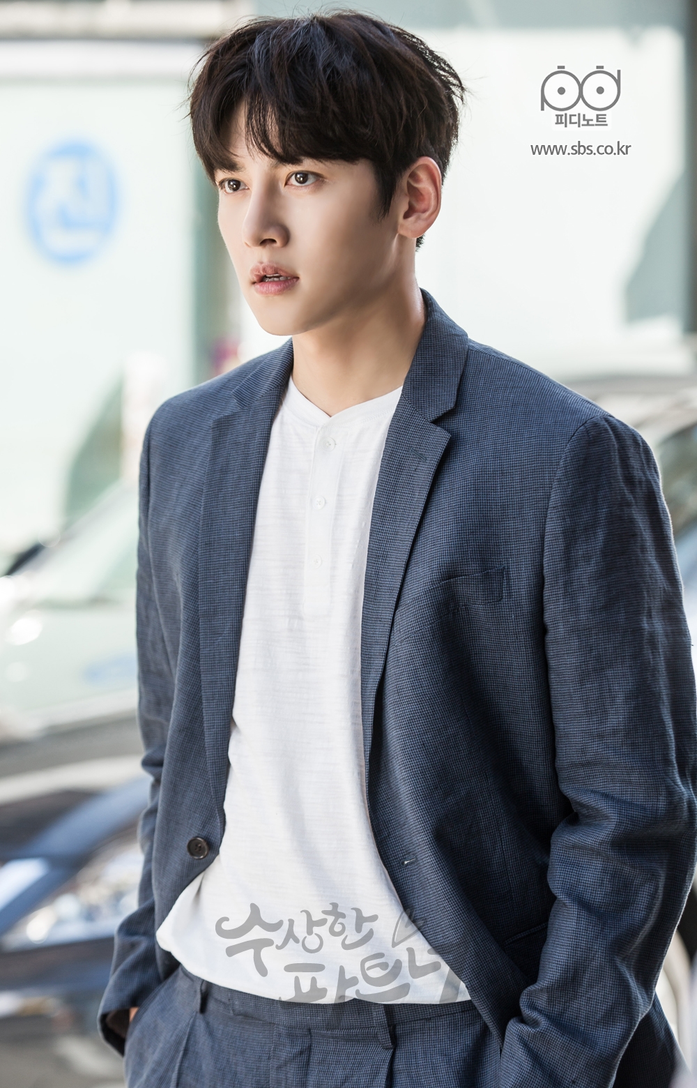 바지 주머니에 손을 넣고 골목길을 걷는 지욱의 모습.