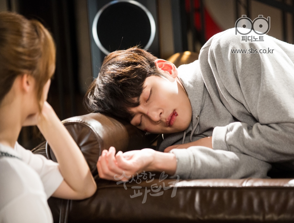 소파에 누워 잠이 들어버린 지욱과 그런 지욱을 바라보는 봉희.