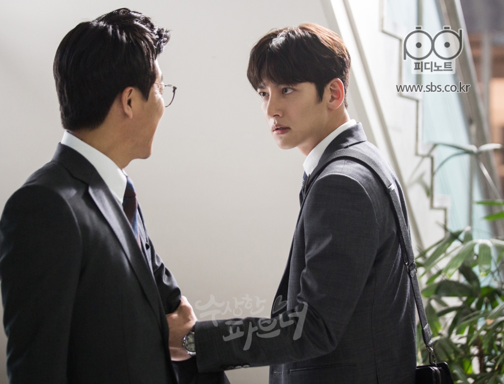 검찰청 계단 밑으로 방계장을 불러낸 지욱. 방계장의 팔을 붙잡고 긴밀하게 말한다. 광대가 올라간 방계장의 뒷모습.