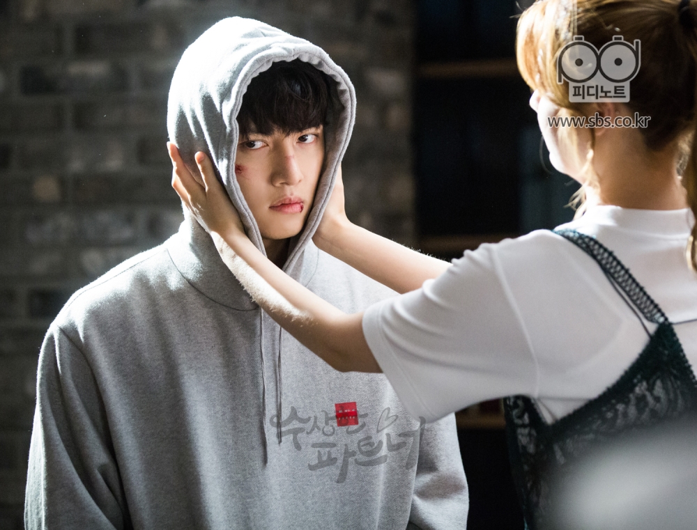 집에 돌아온 지욱을 맞이하는 봉희. 상처를 숨기기 위해 후드티 모자로 얼굴을 가린 지욱의 얼굴을 두 손으로 잡고 자신 쪽으로 고개를 돌리는 봉희.