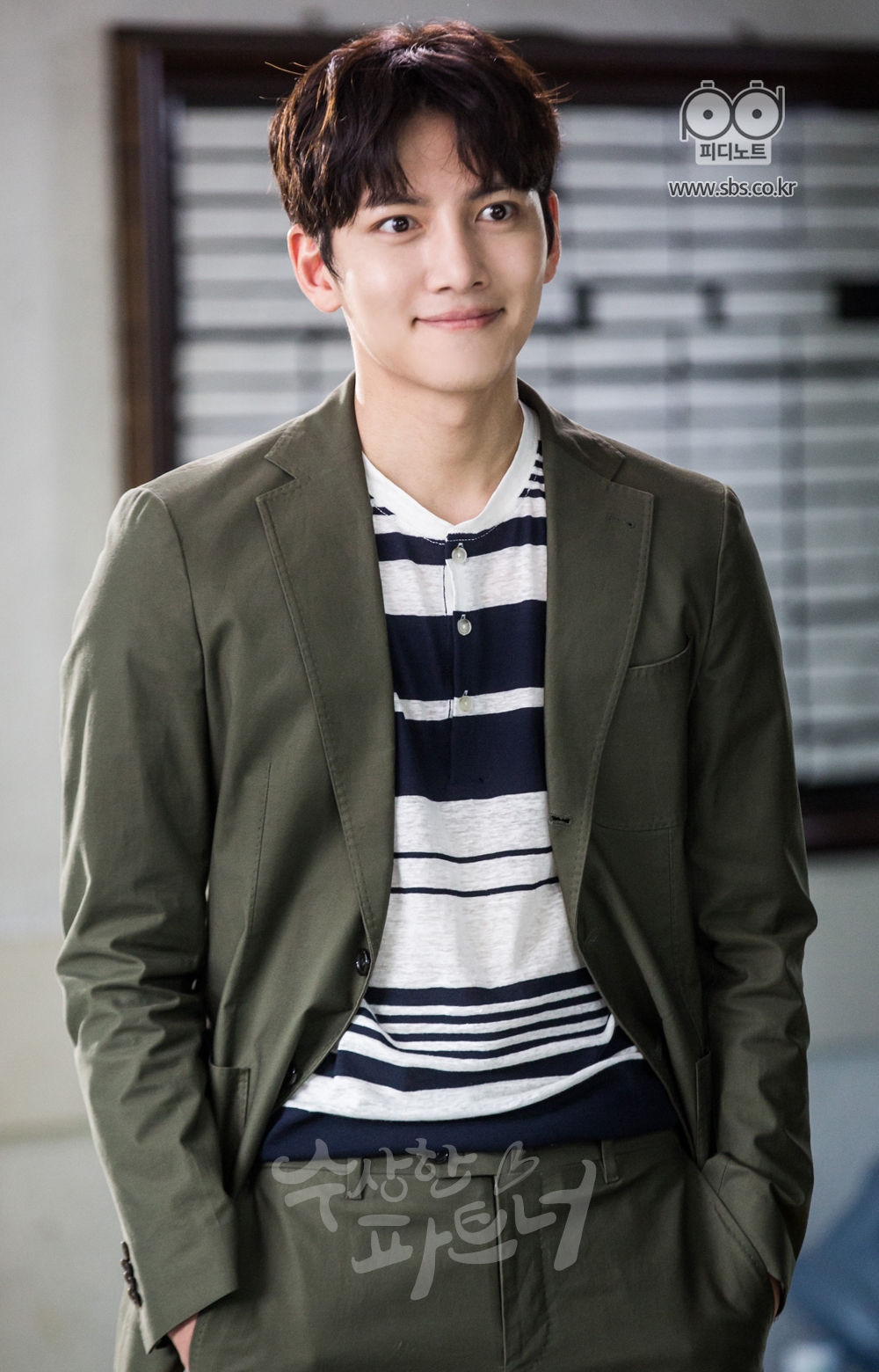 사무실 개업 준비 전 봉희를 찾아온  지욱.  바지 주머니에 손을 넣은 채 봉희를 향해 웃고 있는 지욱.