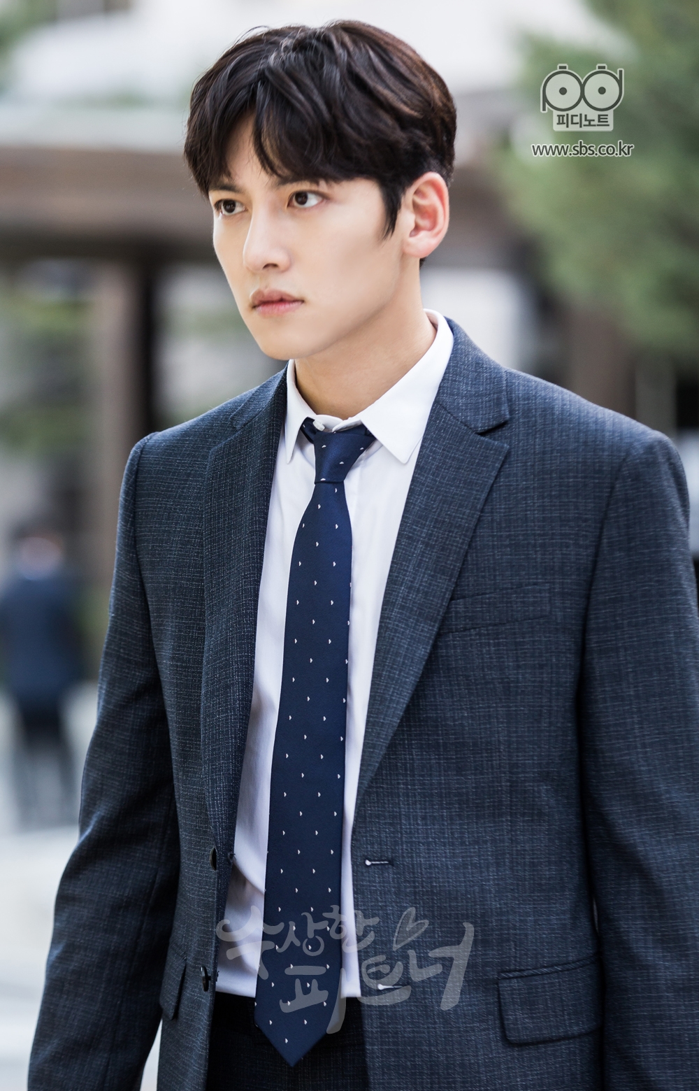 그래서 내가 변호사를 싫어해! 감정이입 하지 마! 이성적으로 생각하라고 말하는 지창욱의 모습.