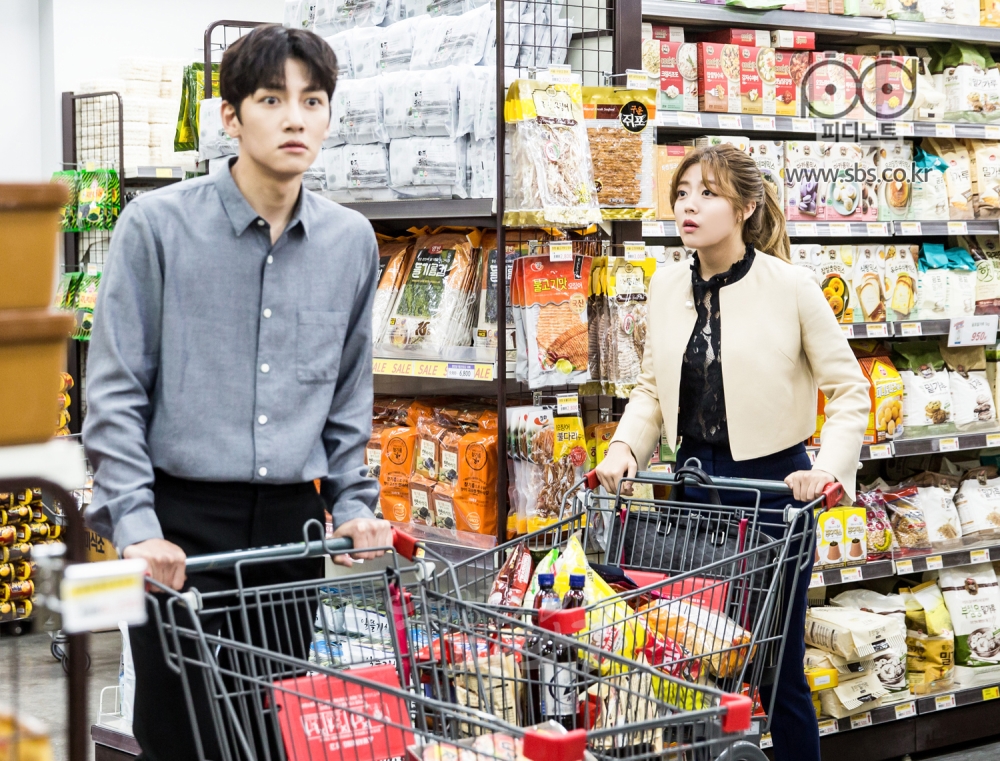 지욱과 봉희가 대형마트에서 각자의 카트를 끌다가 부딪힌다. 반가운 봉희와 모른 척 지나가는 지욱의 모습.