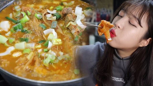 2,525회 김치 하나로 최상의 요리가 된 묵은지찜 썸네일