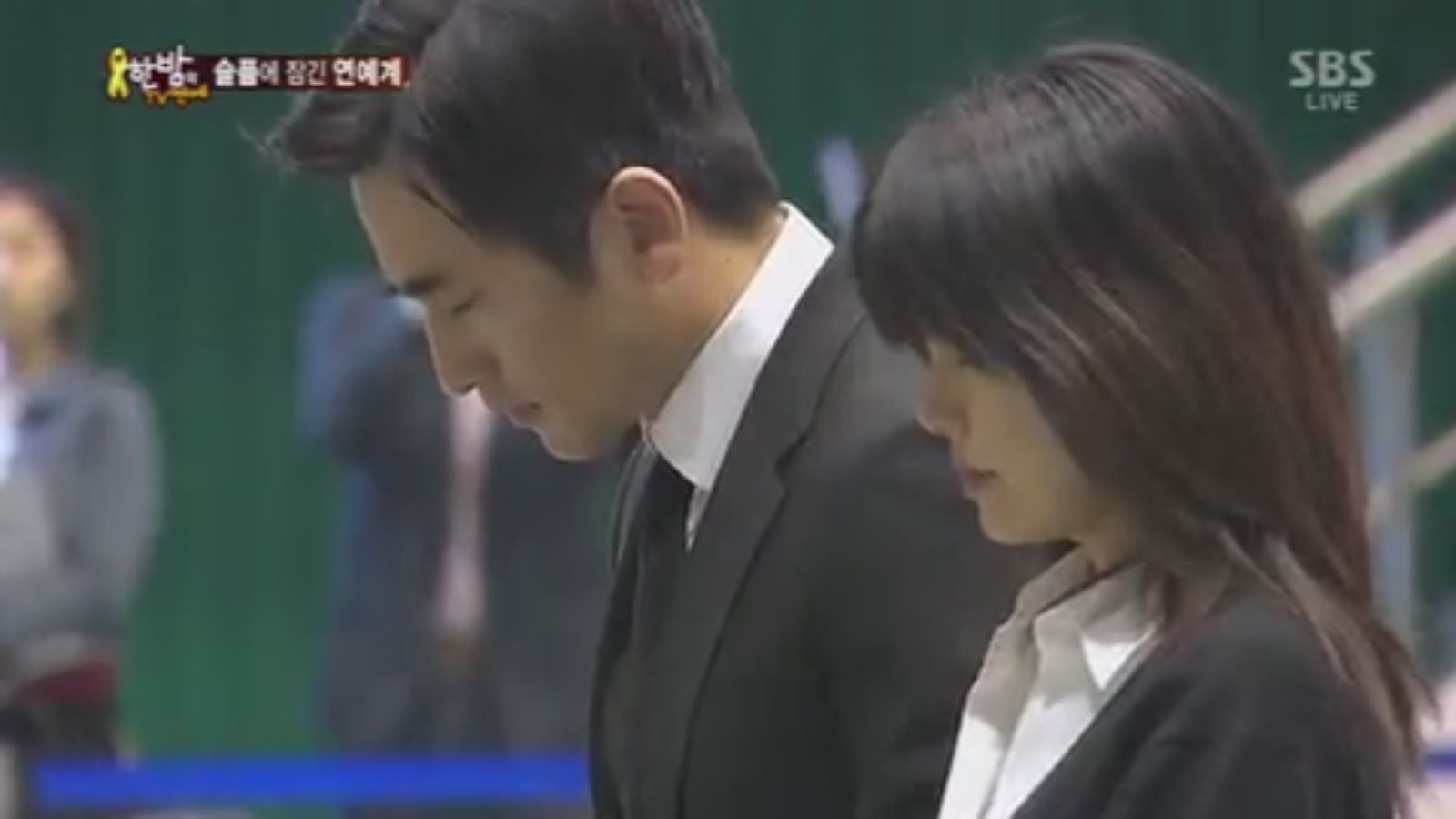 슬픔에 잠긴 연예계 (한밤의 TV연예 458회) 썸네일