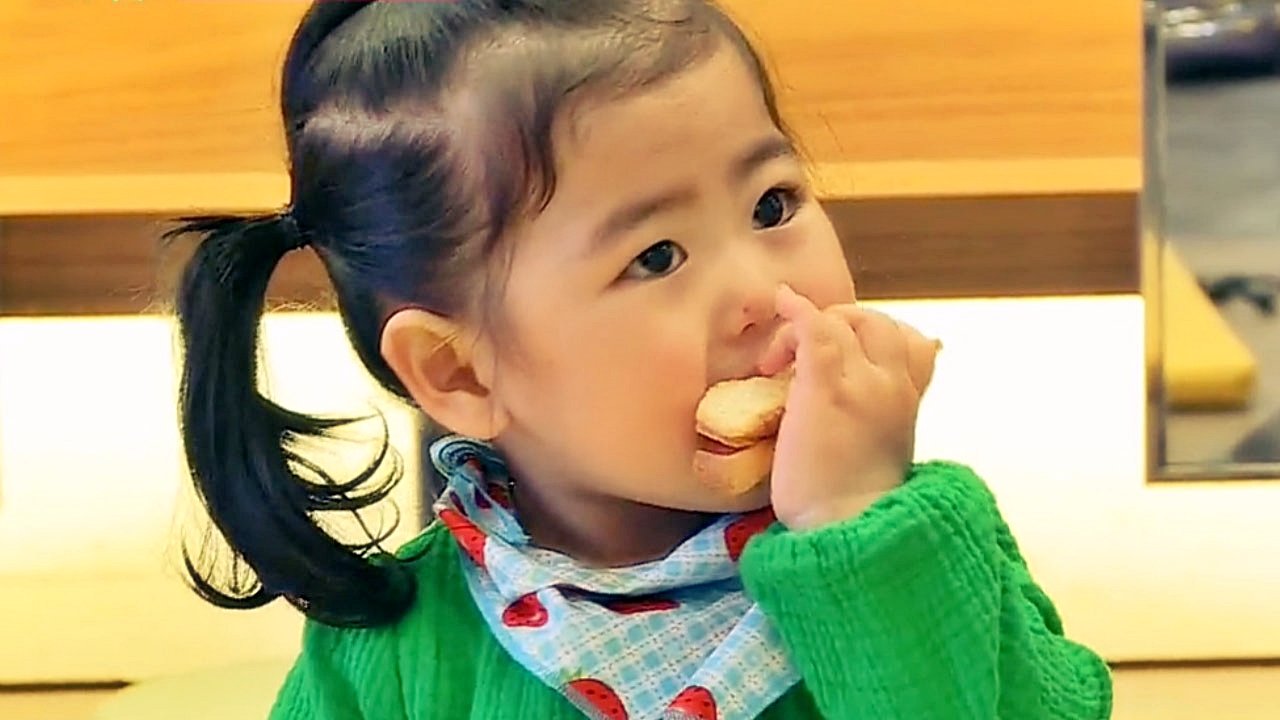 슈의 미용 수업 중 라둥이는 먹방~! (라희,라율이네) 썸네일