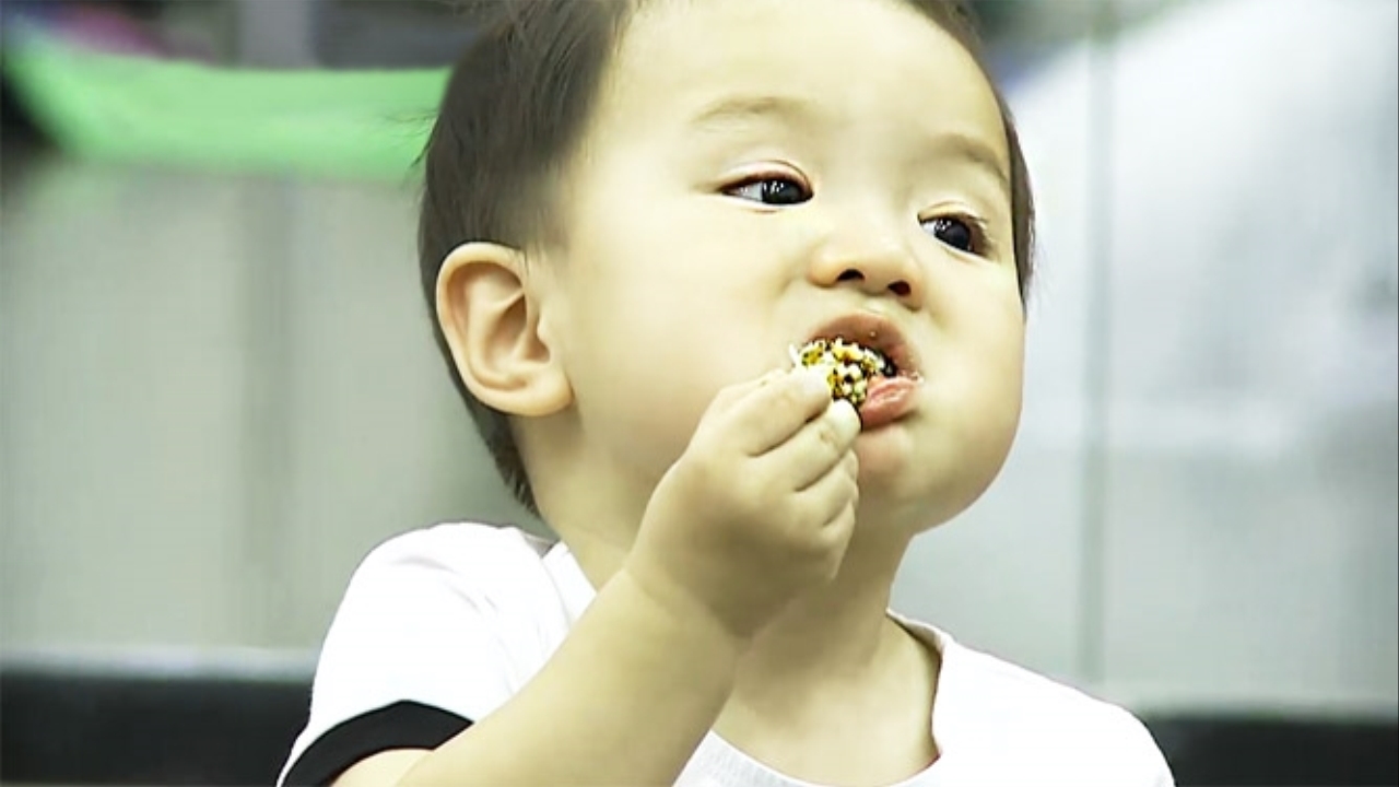 하정우도 울고갈 태오의 먹방 '치킨에 무까지 폭풍흡입' (태오,태린네) 썸네일