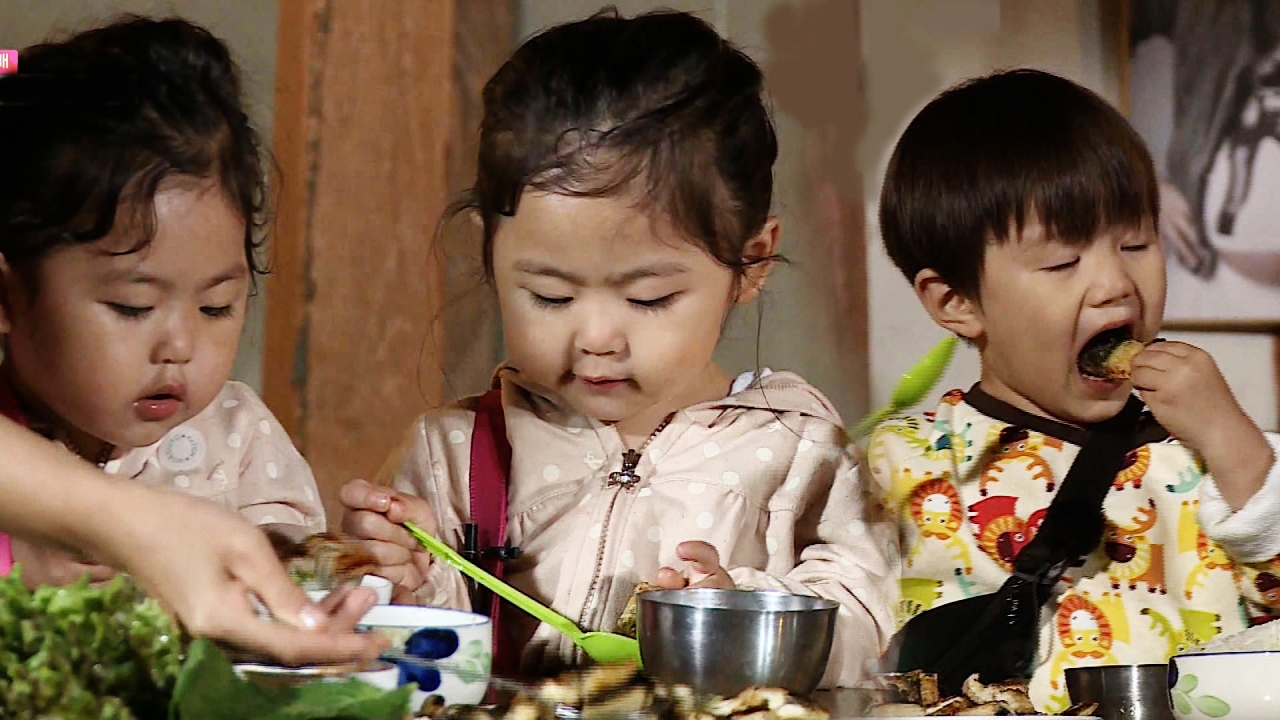 라둥이-태오, 먹는 취향 제각각 '사랑스런 먹방'(라희,라율이네) 썸네일