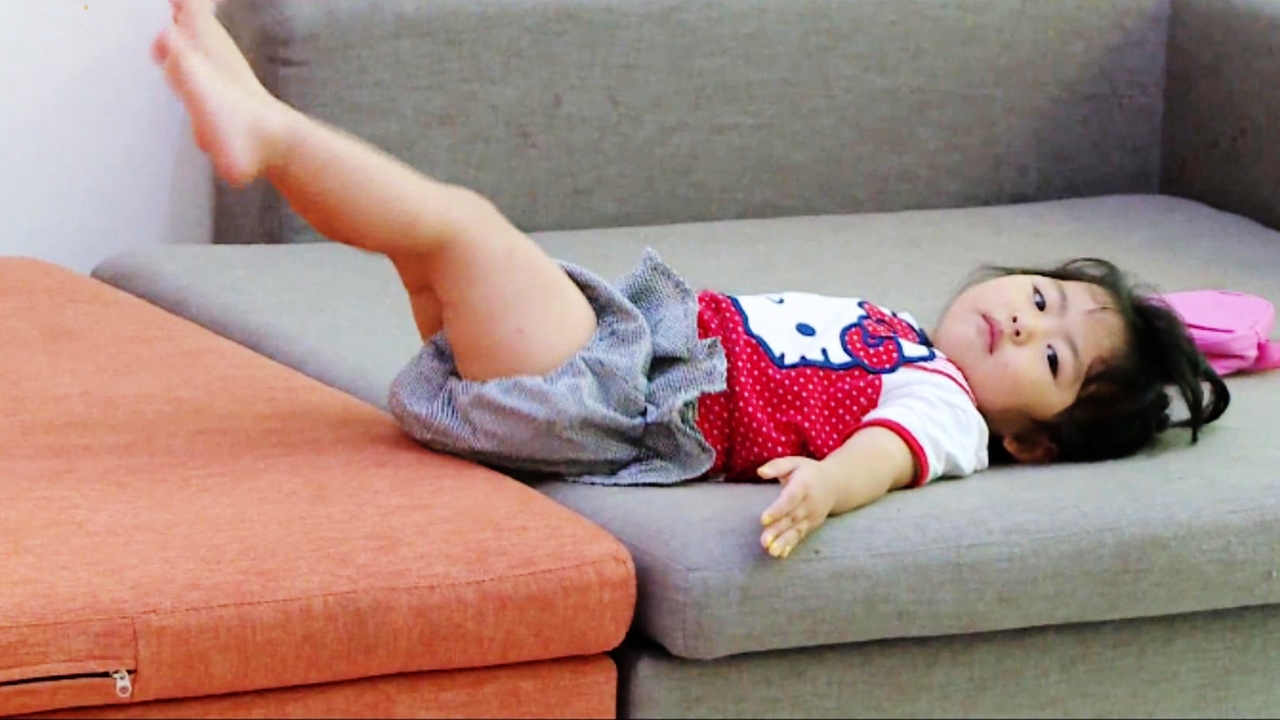 24개월 라율이의 '각 잡힌' 체조…역시 체육인의 딸?(라희,라율이네) 썸네일