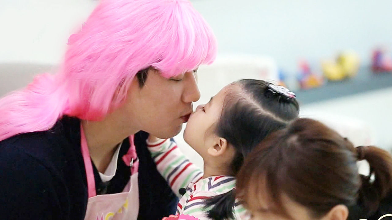 라희, 가발 쓰고 엄마로 변신한 임효성에 뽀뽀 선물! 썸네일