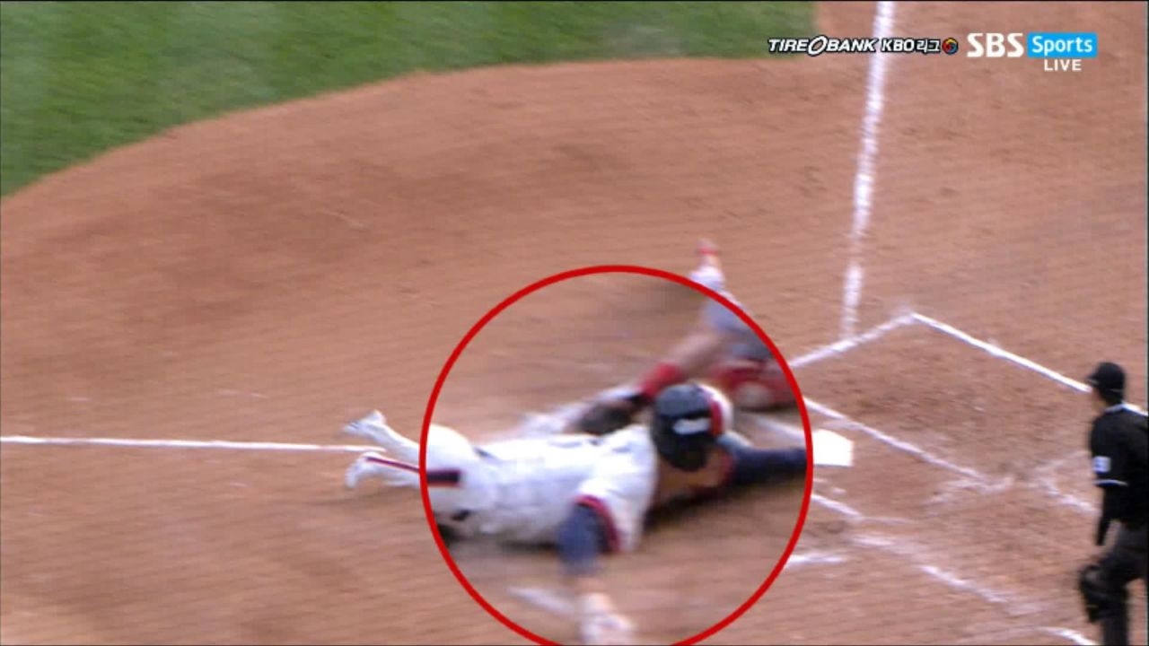 '이유있는 1위' 허경민, 합의판정까지 이어진 2루타 썸네일