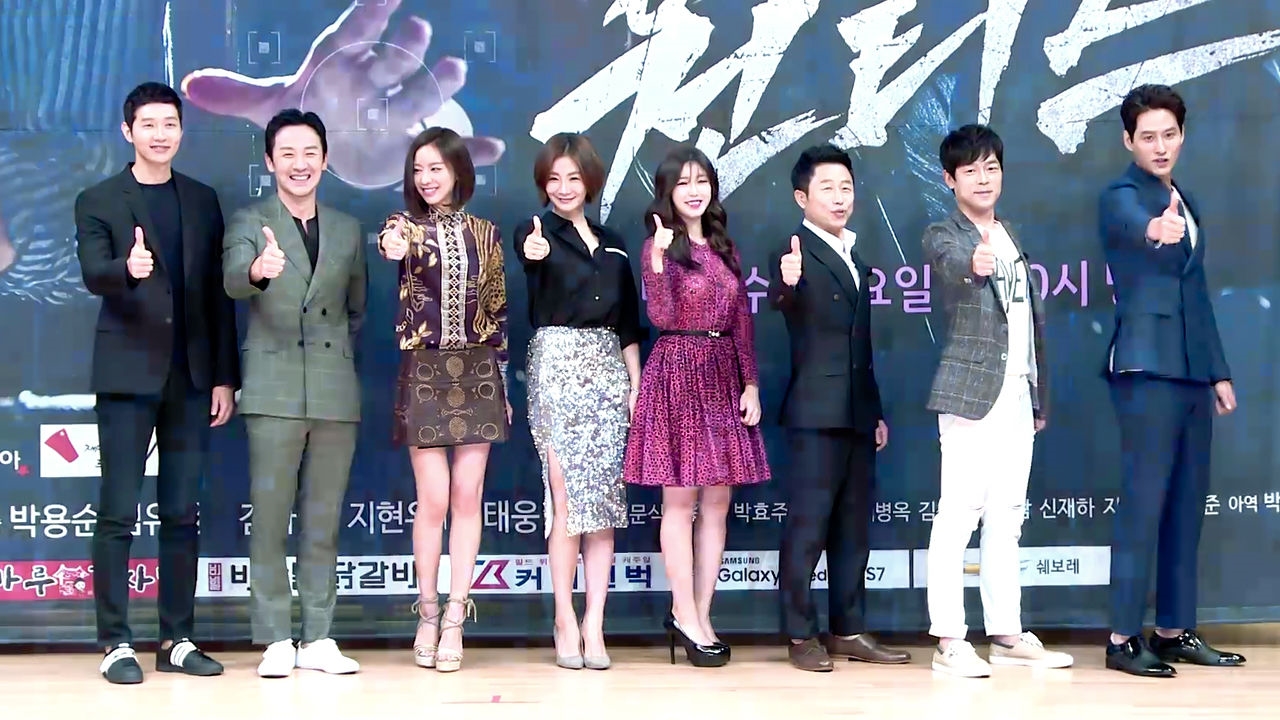[제작발표회] 8인 8색, 화이팅 넘치는 원티드 포토타임 현장! 썸네일